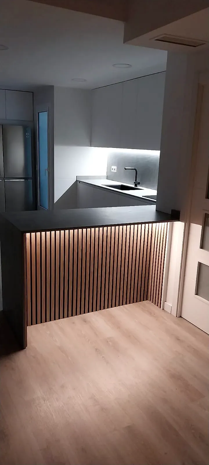 Cocina reformada por Reformas Mopri