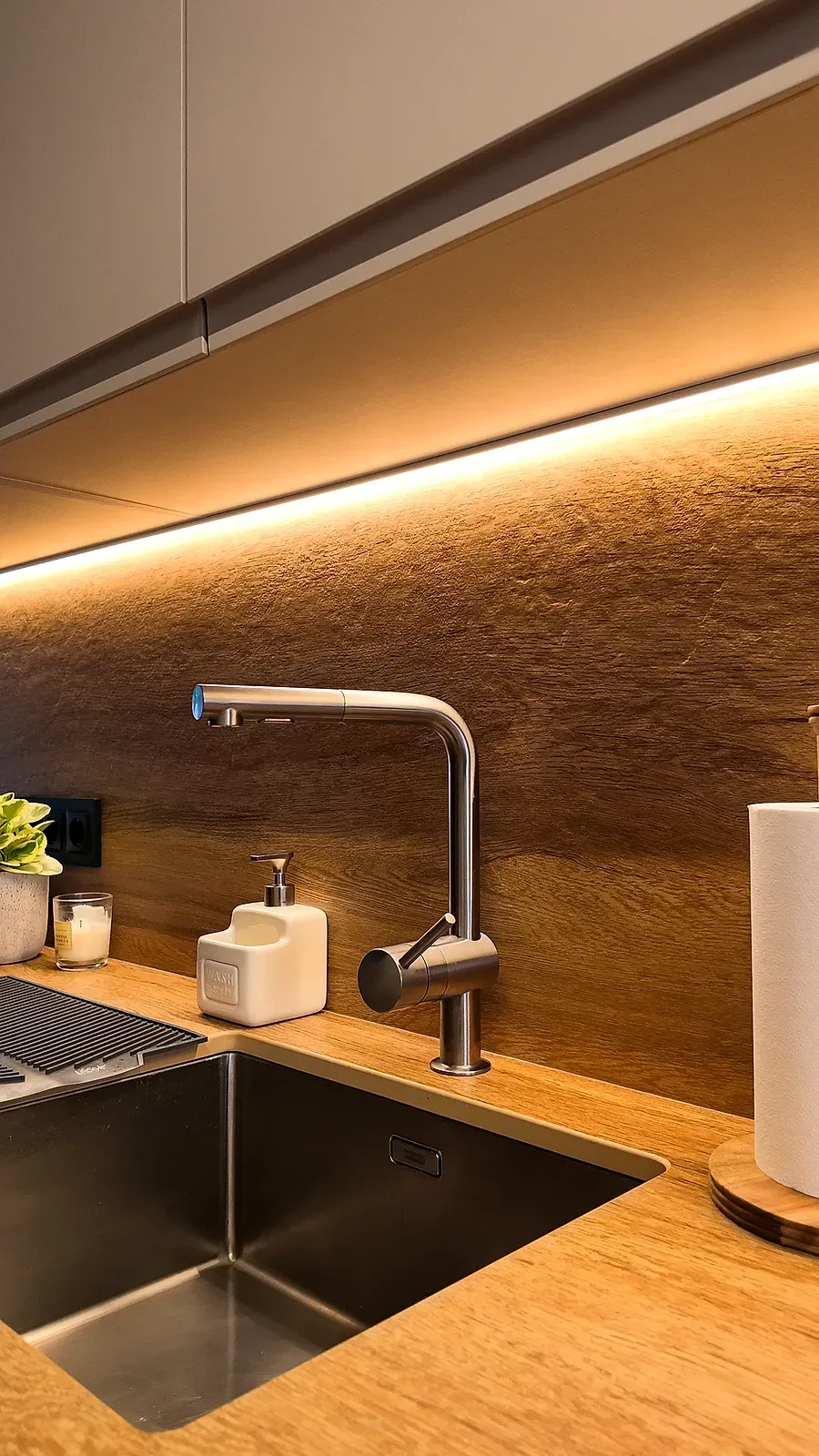 Fregadero de acero bajo encimera con grifo extraíble y frente de madera con LED, Castelldefels